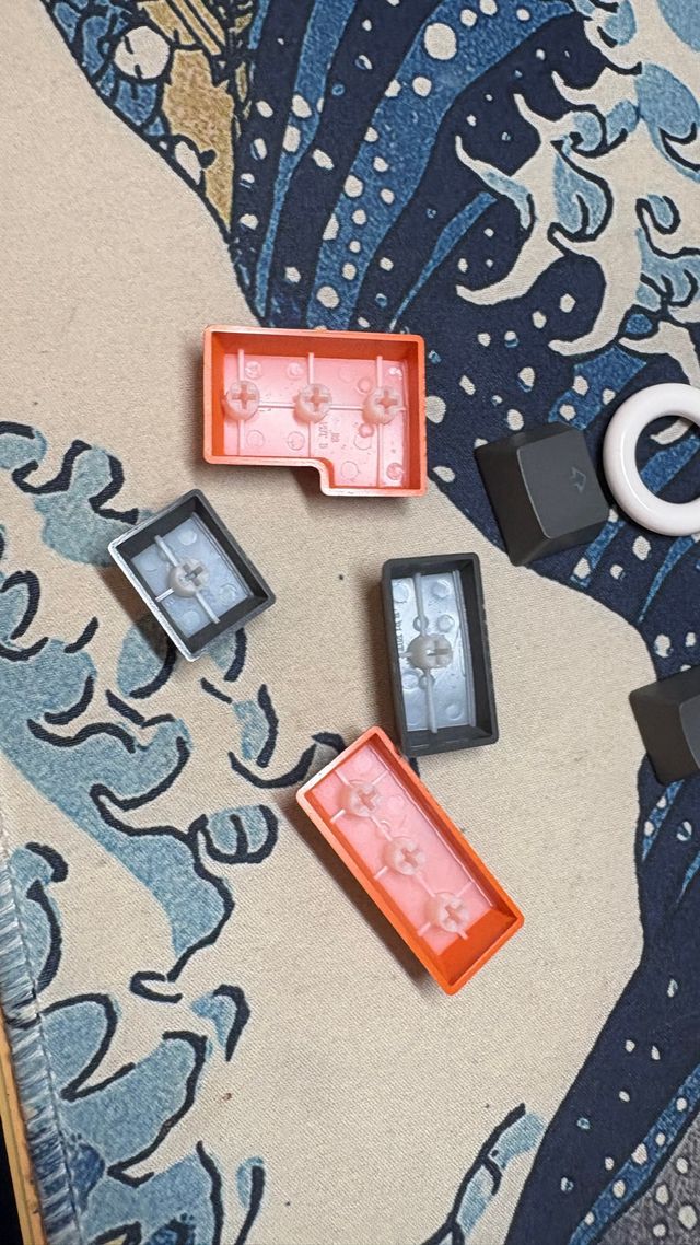 Tastiera inglese beige grigia e arancione