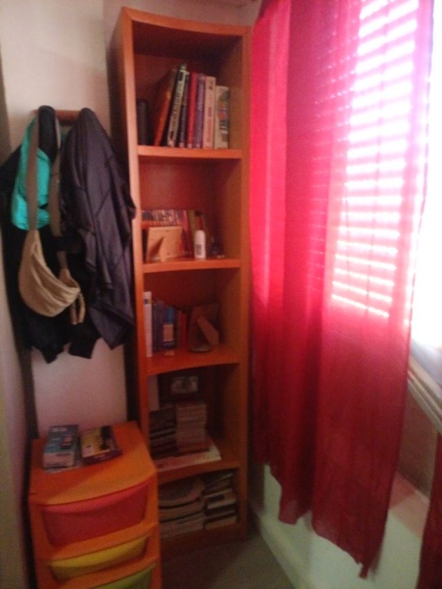 Estantería de madera marrón