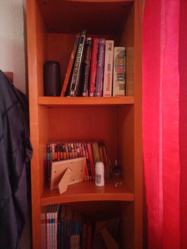 Estantería de madera marrón