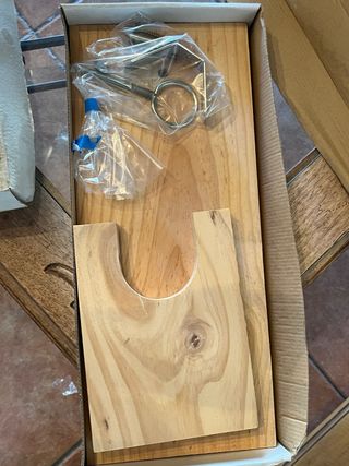 Jamonero de madera con herrajes metálicos