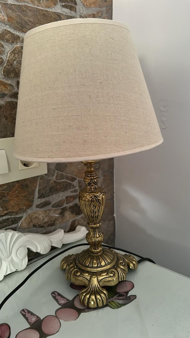 Lámpara de mesa dorada y beige