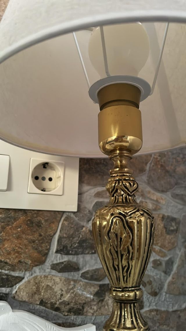 Lámpara de mesa dorada y beige