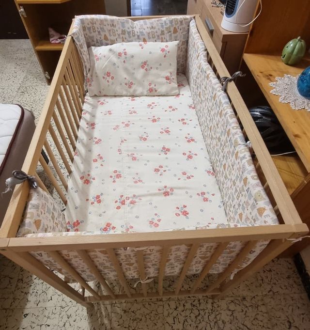 Cuna de madera con colchón