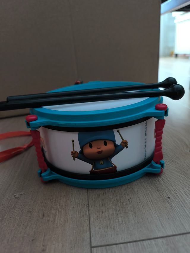 Tambor infantil Pocoyó con baquetas