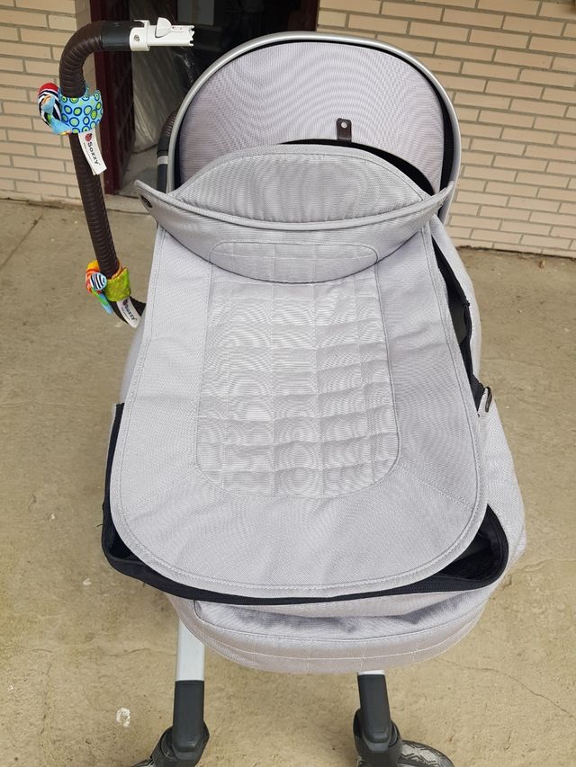 Cochecito Joolz con protector de lluvia