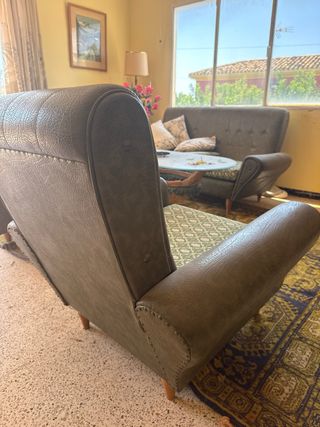 Par de sillones antiguos de cuero y tela