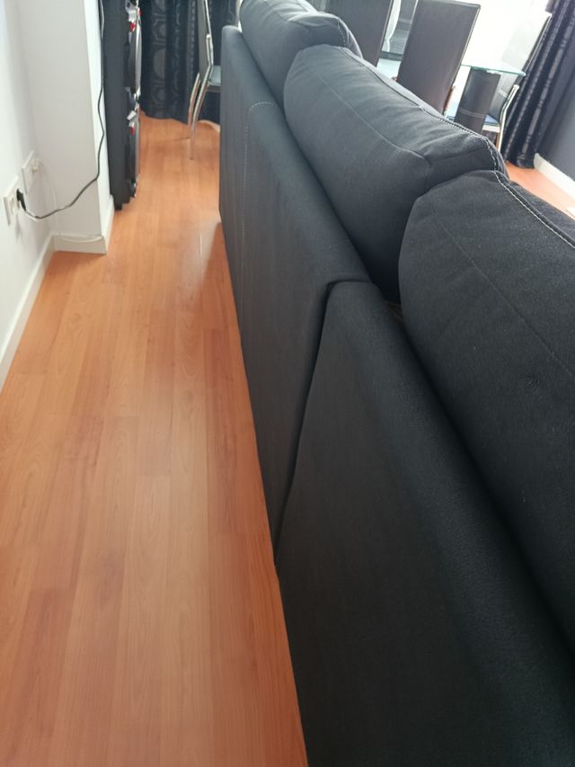 Sofá cherlong negro y pespunte blanco