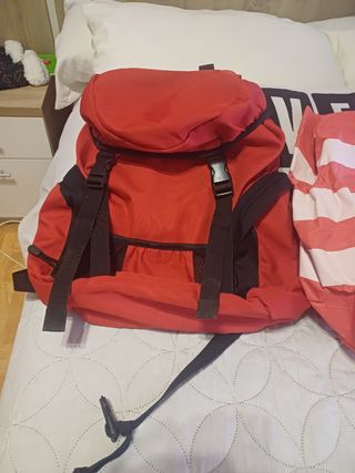 Mochila de montaña roja y negra