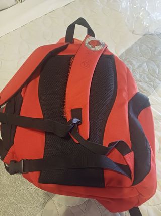 Mochila de montaña roja y negra