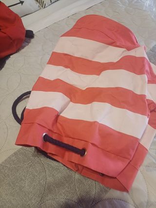 Mochila de montaña roja y negra