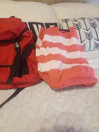 Mochila de montaña roja y negra