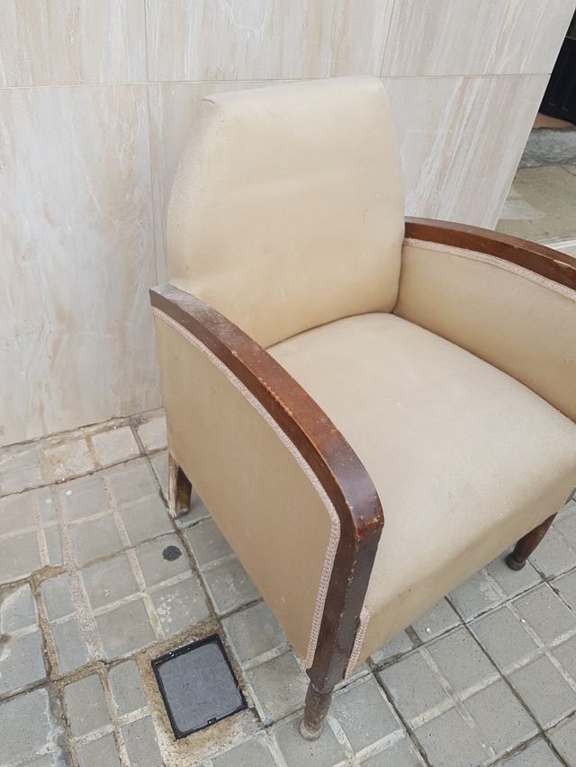 Piccolo divano da restaurare