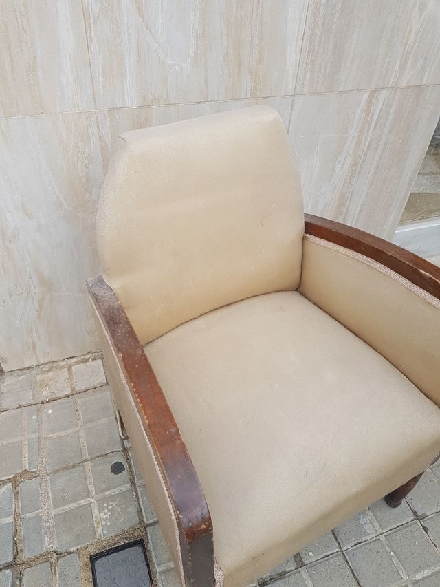 Piccolo divano da restaurare