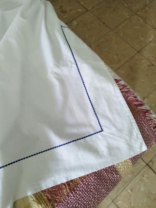 Sábana antigua bordada con iniciales