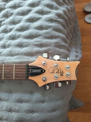  Guitarra PRS SE 
