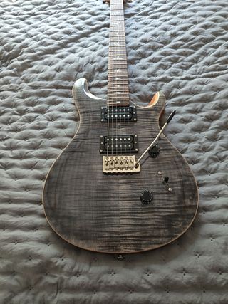  Guitarra PRS SE 
