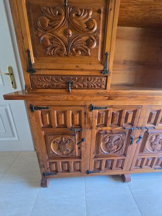 Mueble de madera antiguo tallado