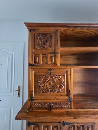 Mueble de madera antiguo tallado