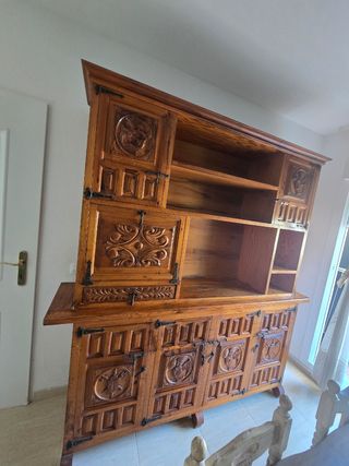 Mueble de madera antiguo tallado
