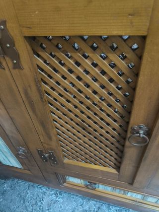 Buffet de madera maciza,el color azul es papel