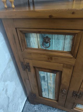 Buffet de madera maciza,el color azul es papel