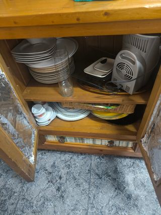 Buffet de madera maciza,el color azul es papel