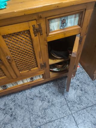 Buffet de madera maciza,el color azul es papel