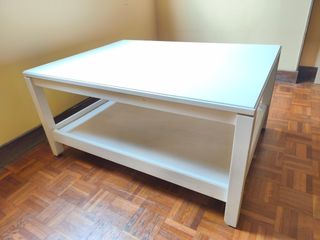 Mesa de salón blanca