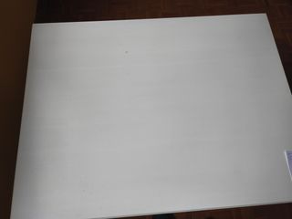 Mesa de salón blanca