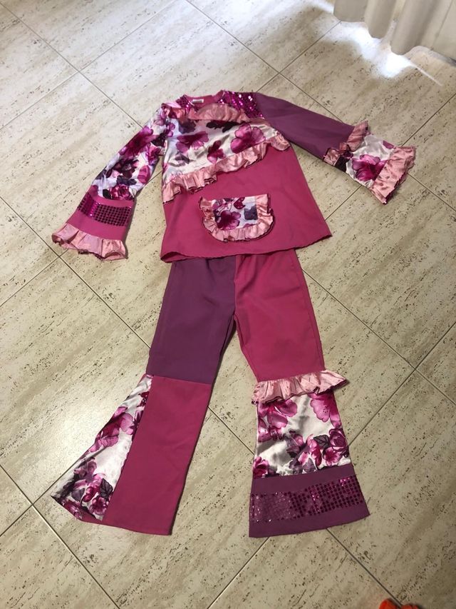 costumi da bambina con fiori e paillettes e cowboy