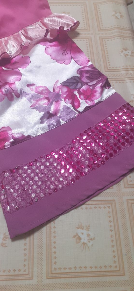 costumi da bambina con fiori e paillettes e cowboy