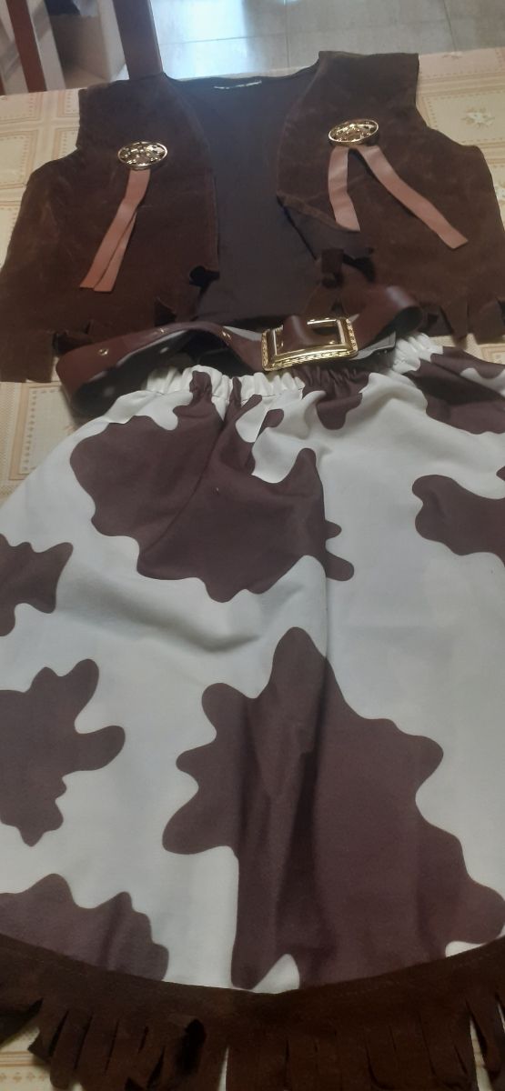 costumi da bambina con fiori e paillettes e cowboy