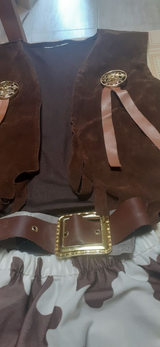 costumi da bambina con fiori e paillettes e cowboy