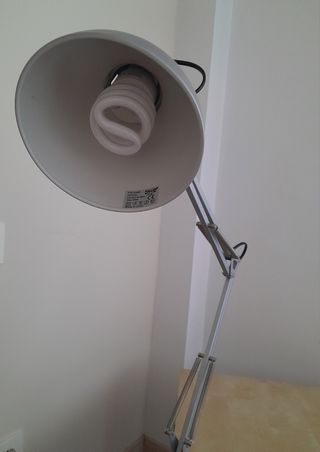 Lámpara de escritorio IKEA gris