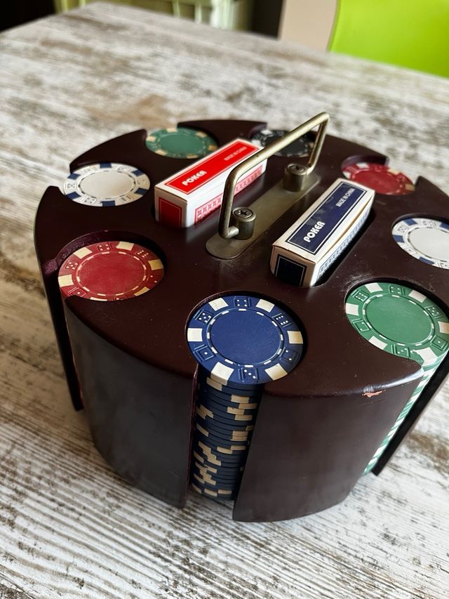 Soporte giratorio de póker con fichas