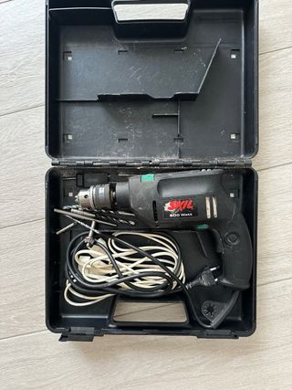 Taladro SKIL 500W con maletín y brocas cables