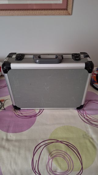 Maletín de peluquería plateado y negro