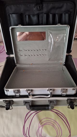 Maletín de peluquería plateado y negro