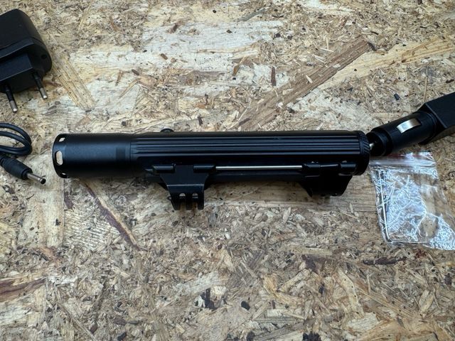 Torcia Police 80000W con attacco