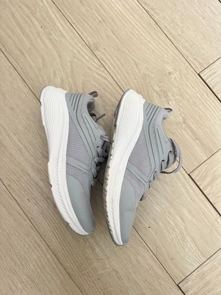 Zapatillas deportivas grises, cómodas. carrefour