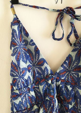 Vestido azul de flores de Sayan M