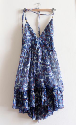 Vestido azul de flores de Sayan M