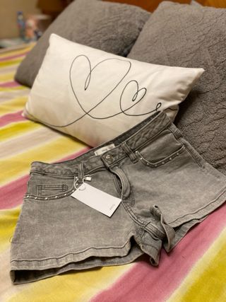 Shorts vaqueros grises Mango con tachuelas PVP 24€
