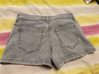 Shorts vaqueros grises Mango con tachuelas PVP 24€