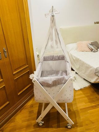 Minicuna con dosel y estrellas