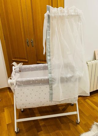 Minicuna con dosel y estrellas
