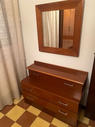 Cajonera de madera con espejo