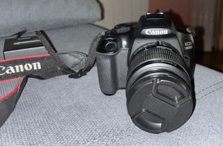 Fotocamera reflex digitale Canon EOS 1300D con obiettivo