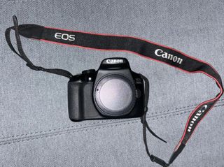 Fotocamera reflex digitale Canon EOS 1300D con obiettivo