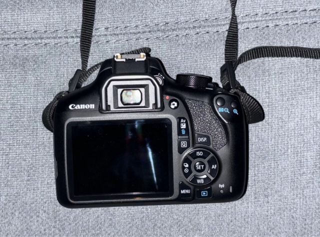 Cámara réflex digital Canon EOS 1300D con objetivo